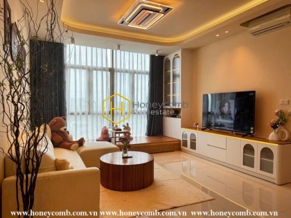 Visit a polished urban apartment in The Vista