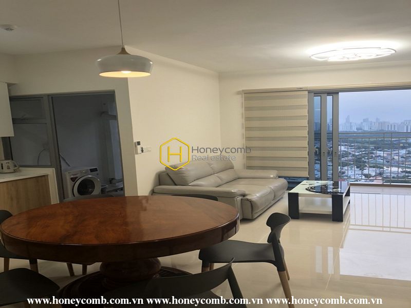 Light floods in the contemporary apartment in Palm Heights