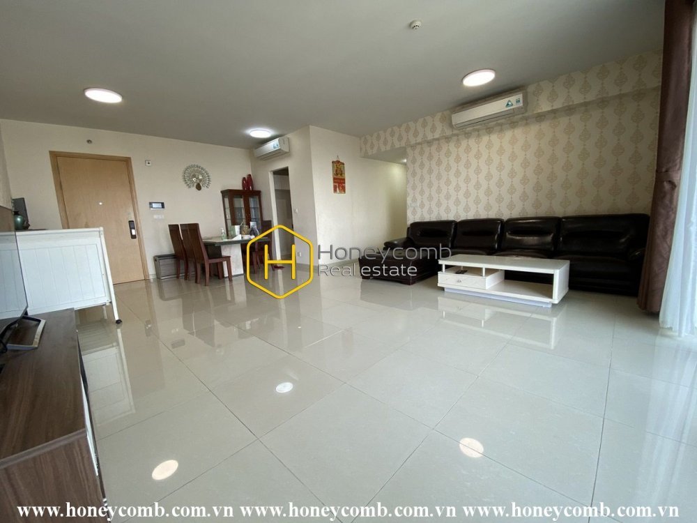 Một căn hộ hiện đại ở Vista Verde được bao phủ bởi màu trắng nhã nhặn