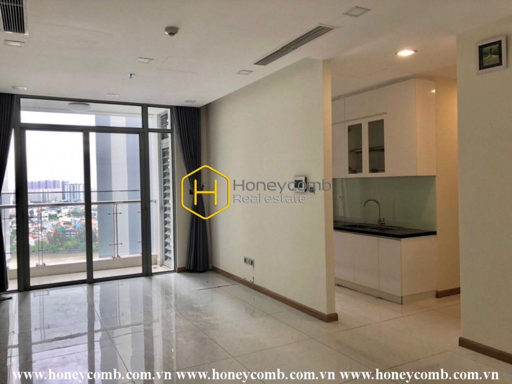 Căn hộ chưa nội thất đầy ánh sáng cùng với khung cảnh hồ bơi thoáng đãng ở Vinhomes Central Park