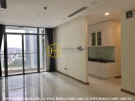 Căn hộ chưa nội thất đầy ánh sáng cùng với khung cảnh hồ bơi thoáng đãng ở Vinhomes Central Park