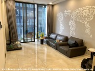 Cho thuê căn hộ sang trọng với các mảng tường được thiết kế nổi bật ở Vinhomes Golden River