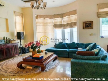 Villa thiết kế mộc mạc với hồ bơi thoáng mát và vị trí đắc địa tại quận 2